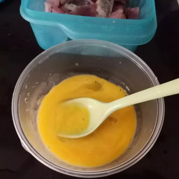 Kocok lepas telur ayam dan siapkan bahan tepung.