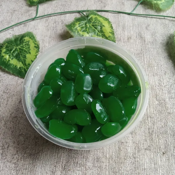 Taruh dalam wadah dan simpan di kulkas hingga dingin.
Sajikan.