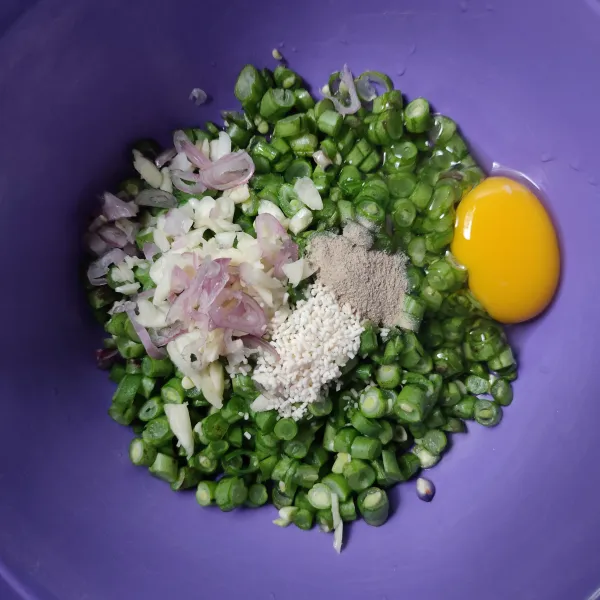 Masukkan buncis, telur, bawang merah, bawang putih, kaldu jamur dan lada bubuk, aduk rata.