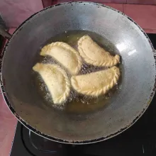 Goreng hingga matang. 
Angkat dan sajikan.