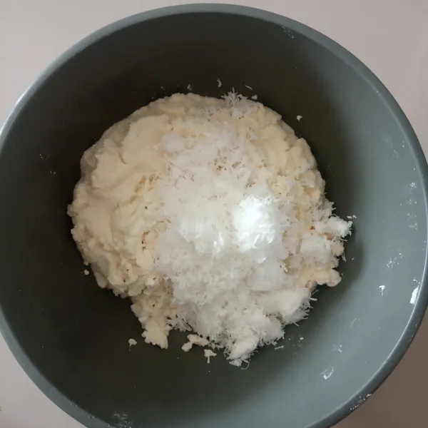 Lalu masukkan kelapa parut, garam dan tepung maizena. Aduk rata hingga bisa dibentuk.
