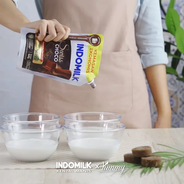 Masak satu bagian dengan api kecil, masak hingga mengental dan letakkan ke dalam cetakkan. Ulangi proses pemasakan ke dua bagian lainnya dan letakkan di cetakkan bersamaan dengan bagian lainnya. Sisihkan.