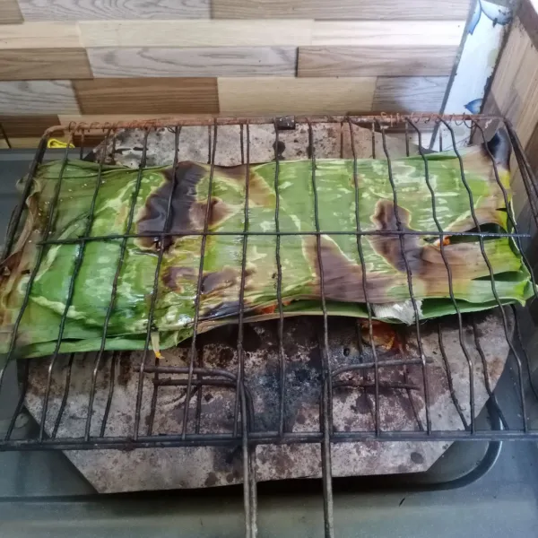 Bakar diatas kompor yang sudah dialasi seng bekas. Bakar dengan api kecil sampai matang.