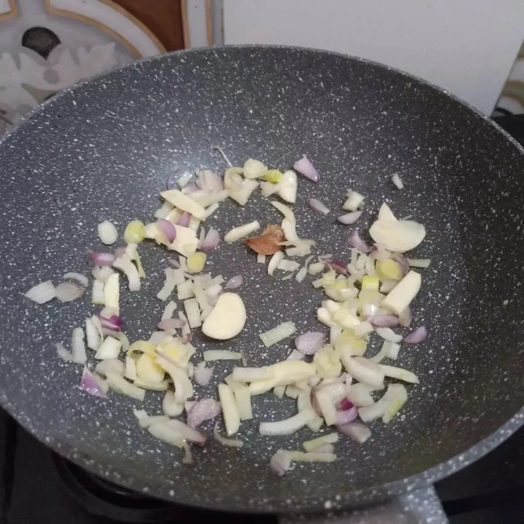 Step 2 Tumis Bakso dan Sayuran