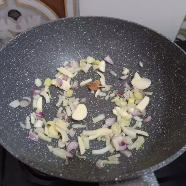 Panaskan minyak, tumis bawang putih, bawang merah dan bawang bombay hingga harum.