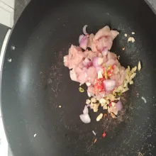 Tambahkan ayam, bawang merah ,cabai, kecal asin, saos tiram, garam dan gula hingga kecoklatan.