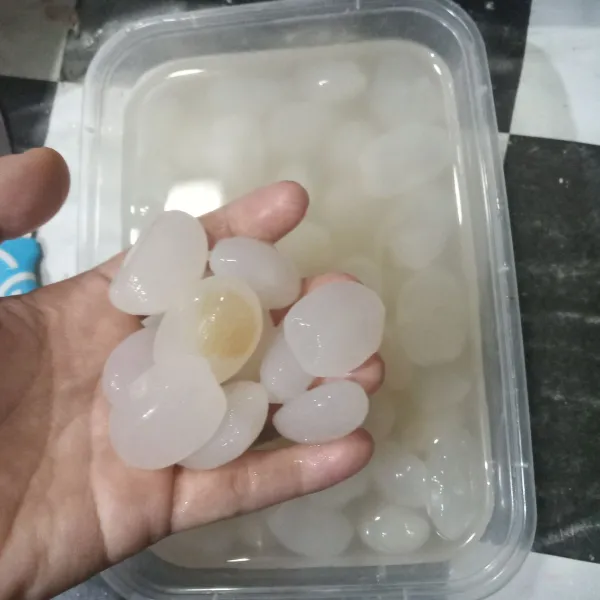 Cuci kolang-kaling lalu rendam dengan air bekas cucian beras selama 1-2 jam.
Kemudian bilas.