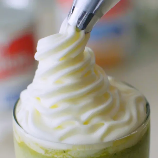 Beri topping whipped cream, potongan buah kurma dan daun mint.