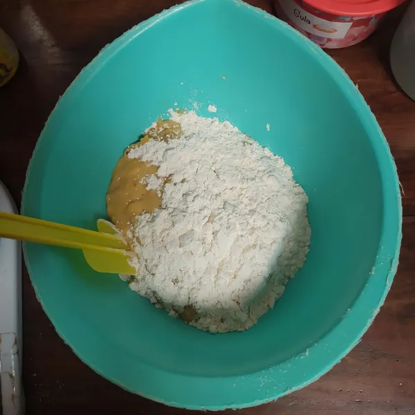 Campur dengan tepung terigu.