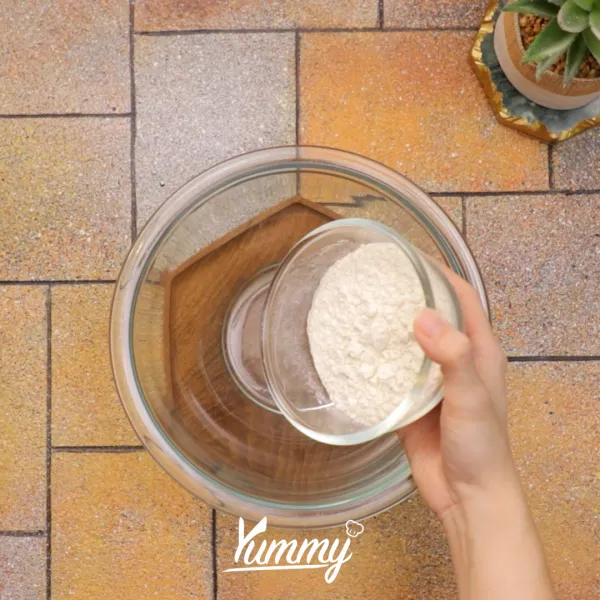Dalam wadah terpisah, campurkan tepung terigu, maizena, garam, kaldu bubuk, lada, baking powder dan air, aduk menggunakan whisk hingga tercampur rata.