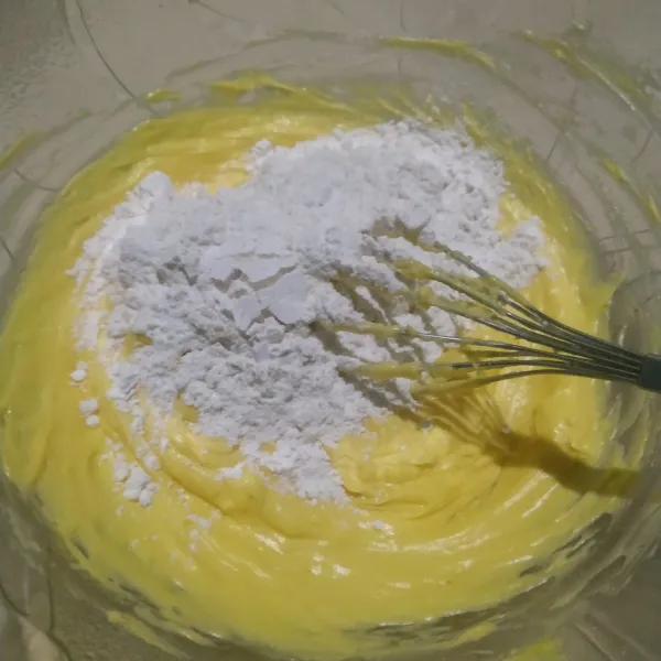 Tambahkan tepung terigu, tepung maizena dan susu bubuk secara bertahap. Kemudian uleni.