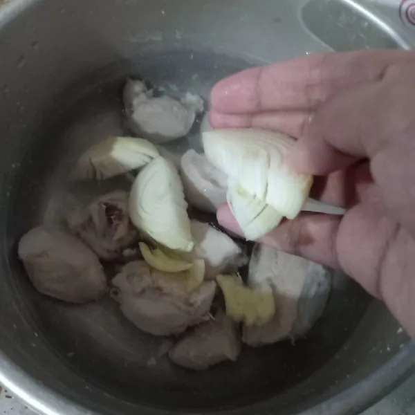 Rebus ayam sampai mendidih, masukkan bawang putih, bawang bombay dan jahe, diamkan samapi mendidih.