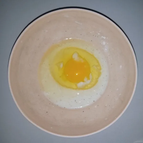 Campur tepung terigu, tepung tapioka dan air. Aduk rata. Kemudian masukkan telur. Aduk sampai tercampur rata.