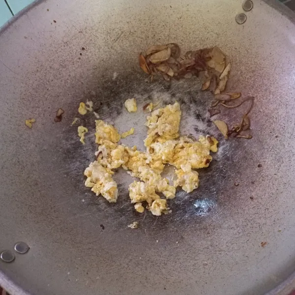 Sisihkan bawang ke pinggir wajan, kemudian panaskan sedikit minyak, masak orek telur.