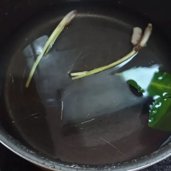 Rebus air sampai mendidih bersama daun jeruk, serai dan lengkuas.