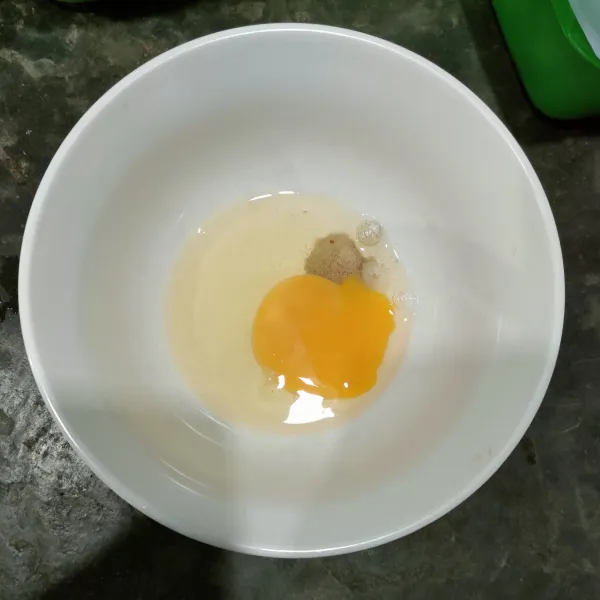Siapkan telur, garam, lada bubuk dan kaldu bubuk. Kocok sampai bumbu rata.