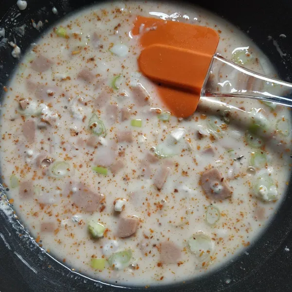 Campur tepung terigu, tepung tapioka, sosis, daun bawang, garam, kaldu bubuk, cabe bubuk dan lada bubuk. Tambahkan air, aduk hingga tercampur rata.