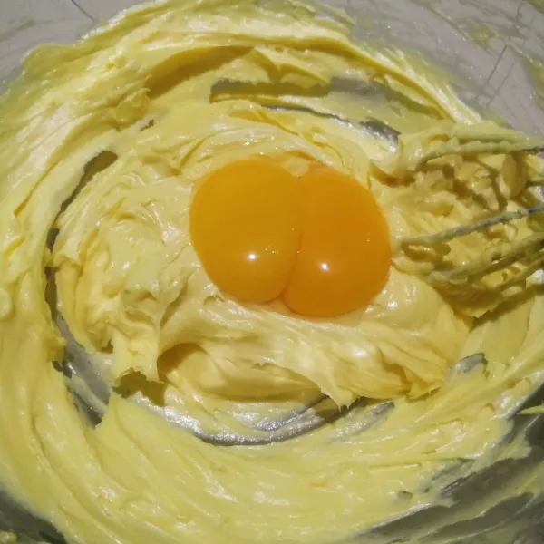 Tambahkan dua butir kuning telur. Aduk kembali hingga tercampur rata.