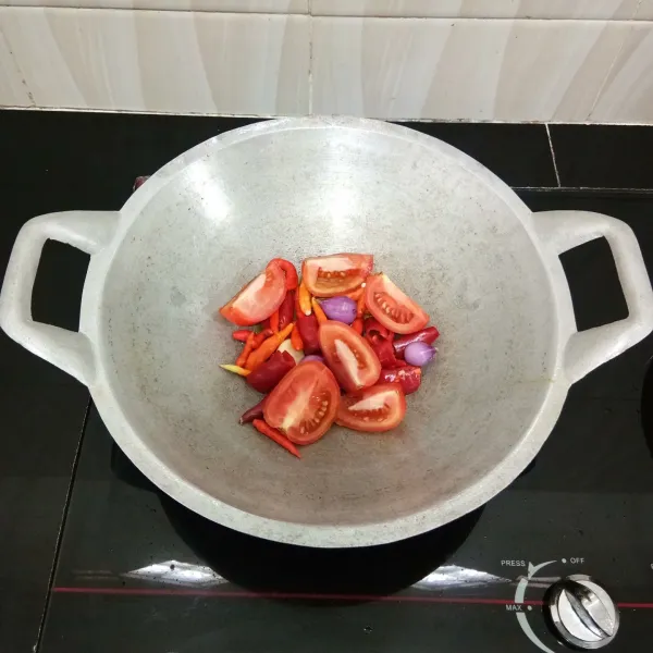 Panaskan secukupnya minyak goreng. Goreng cabe besar, cabe rawit, bawang merah, bawang putih dan tomat hingga layu. Angkat.