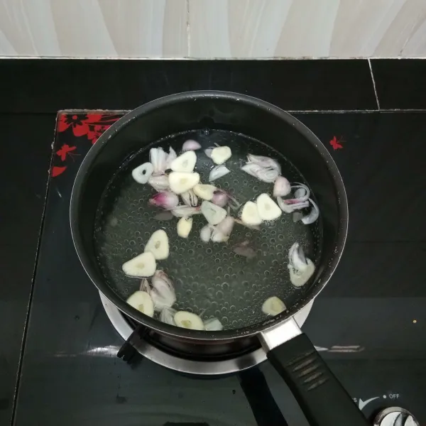 Masak air, bawang merah dan bawang putih hingga mendidih.