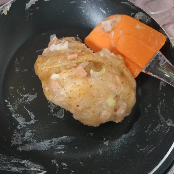 Masak adonan dengan api cenderung agak kecil dan masak hingga matang.