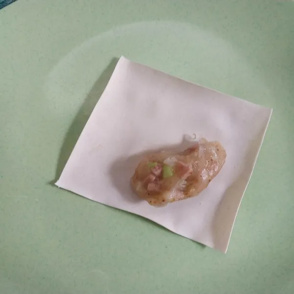 Siapkan 1 lembar kulit pangsit, tuang adonan cibay secukupnya.