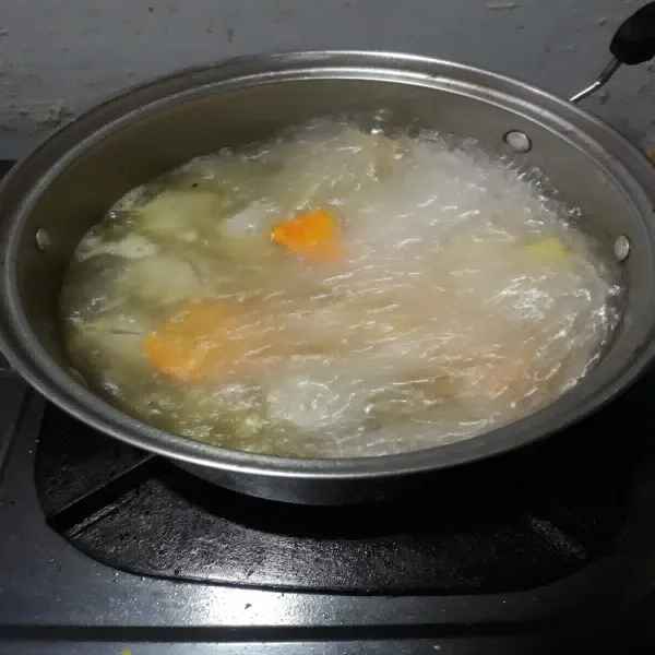 Didihkan air.masukkan bumbu halus.wortel.kentang.bakso.tambahkan garam dan kaldu bubuk.masak 4 menit