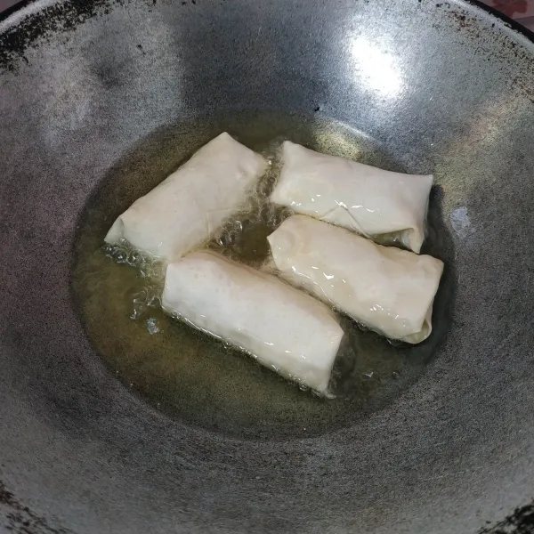 Panaskan minyak goreng secukupnya, masukkan cibay dan goreng hingga matang.