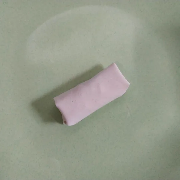 Lipat kulit pangsit seperti amplop dan rekatkan dengan larutan tepung, kemudian gulung dan lakukan hingga semua selesai.