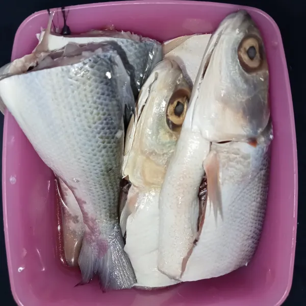 Bersihkan sisik bandeng potong masing masing menjadi 2-3 bagian, lalu cuci bersih.