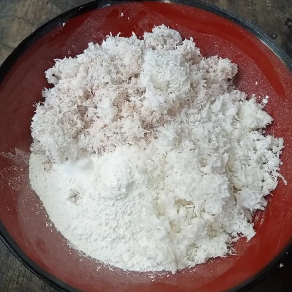 Campur tepung ketan, tepung beras, kelapa parut dan garam.