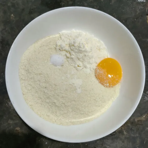 Siapkan bahan kulit kroket. Masukkan dalam mangkuk tepung kentang, garam, telur, dan susu bubuk. Campur rata.