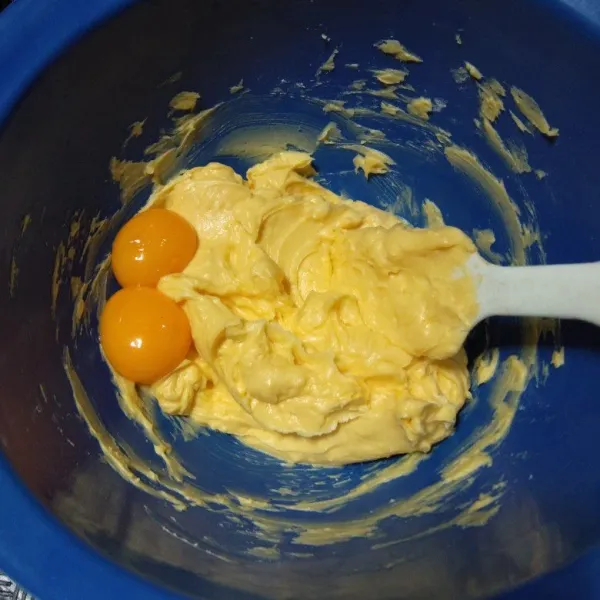 Masukkan kuning telur, aduk kembali sampai tercampur rata.