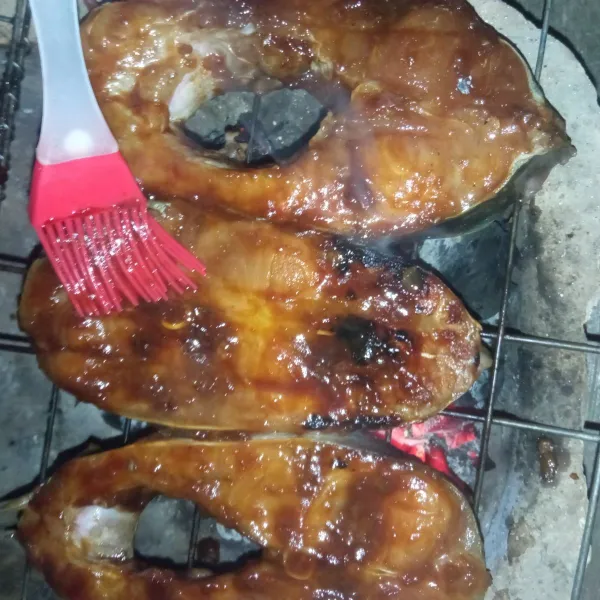Bakar ikan hingga matang dan sesekali olesi sisa bumbu bakar dengan menambahkan minyak goreng supaya tidak lengket.