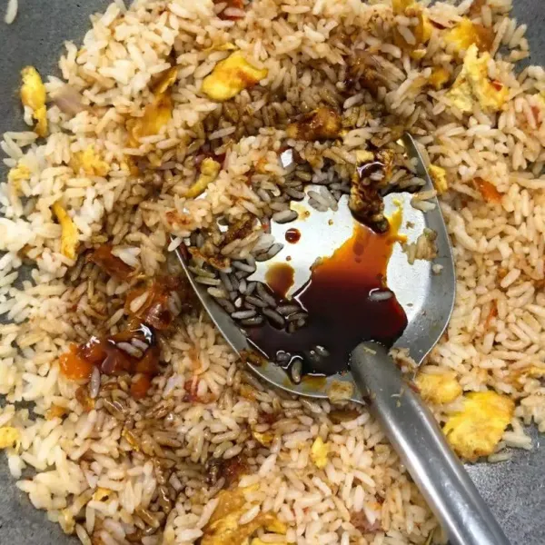 Masukkan kecap asin dan kecap manis secukupnya. Aduk hingga rata.