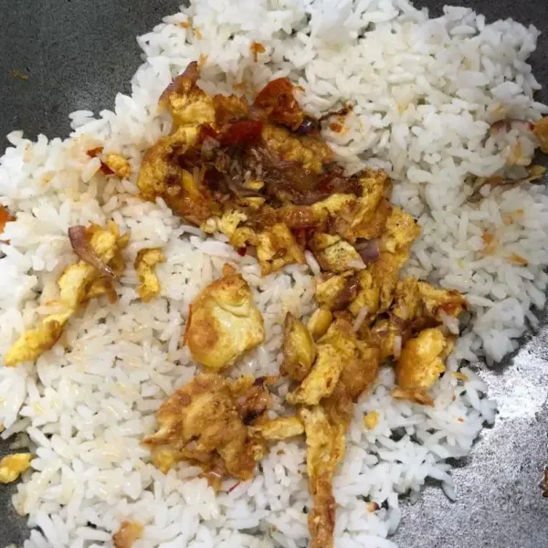 Masukkan bumbu yang sudah di haluskan, tumis hingga harum, dan masukkan nasi ke dalam wajan. Aduk hingga rata.