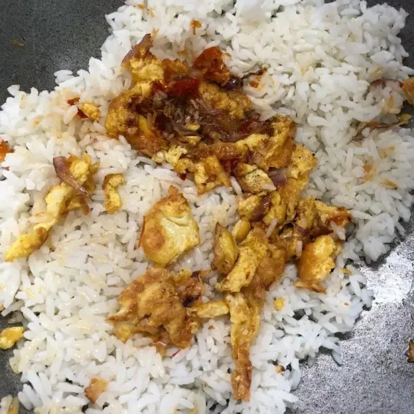 Tambahkan kaldu bubuk, garam dan lada secukupnya. Aduk hingga rata.