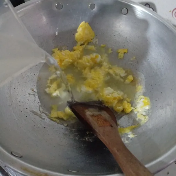 Masukkan telur, bikin orak-arik lalu tambahkan air, biarkan mendidih.