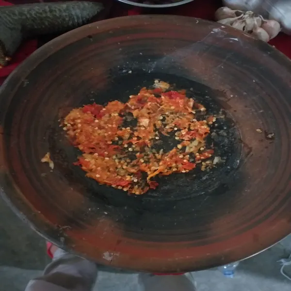Haluskan bawang putih, cabe.