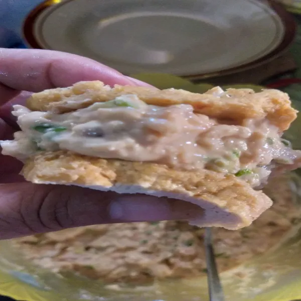 Ambil 1 sdm adonan, isi ke dalam tahu.