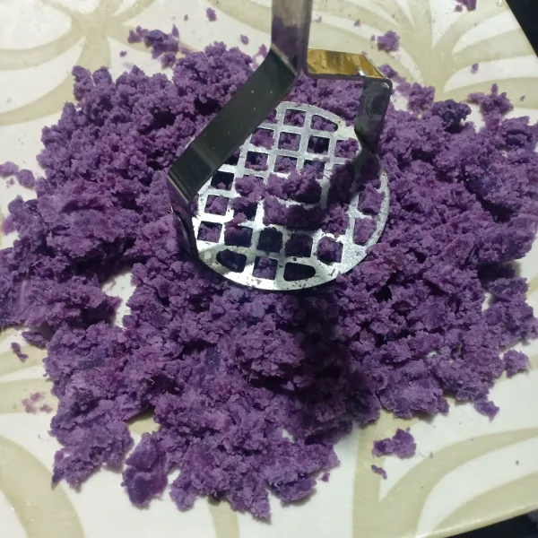 Kukus ubi ungu lalu haluskan pakai garpu.
