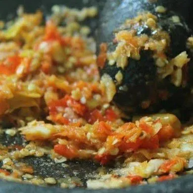 Haluskan bawang merah bawang putih, tomat dan cabai.