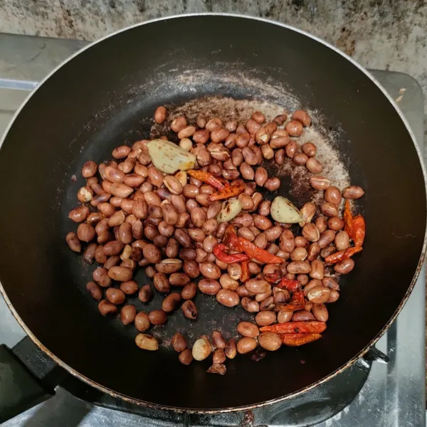 Sangrai kacang, bawang putih dan cabe sampai matang.