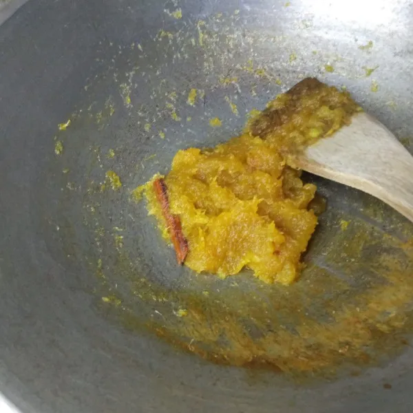 Aduk terus hingga selai nanas matang. Siap disajikan atau dibuat isian nastar.