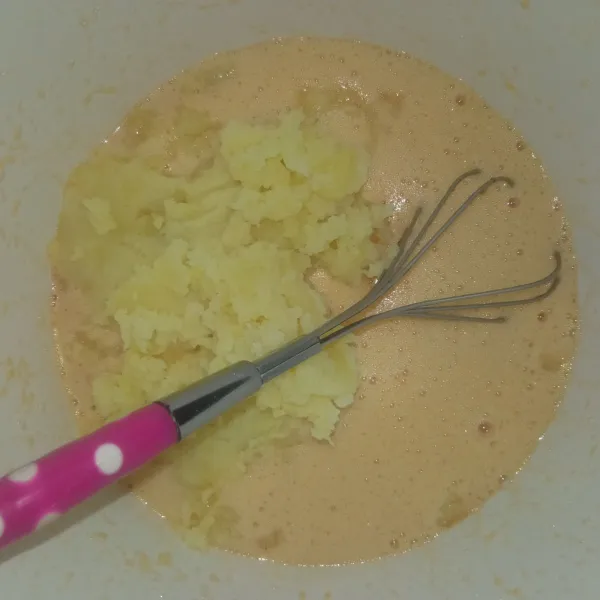 Masukan kentang kukus ke dalam kocokan telur, aduk rata.