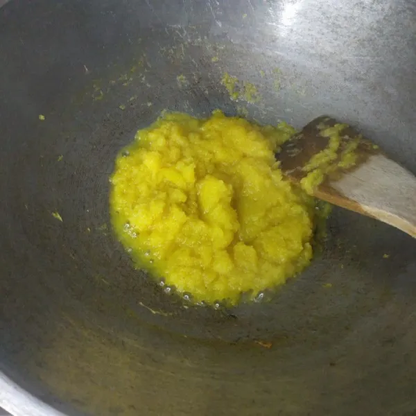 Masak nanas yang sudah diparut hingga airnya berkurang.