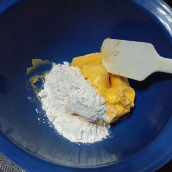 Siapkan wadah, masukkan margarin, butter, gula halus dan garam, aduk sampai rata dan lembut.
