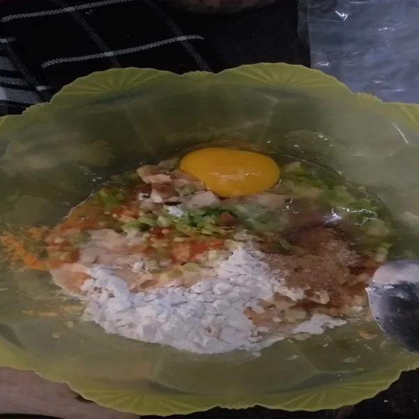 Campur tepung, bumbu halus, telur, irisan daun bawang, garam, kaldu, aduk-aduk rata, koreksi rasa.
