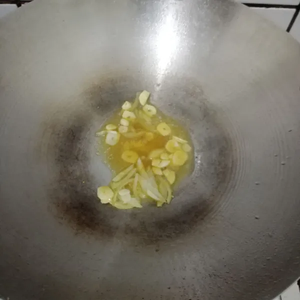 Panaskan minyak dan margarin. Tumis sampai harum bawang bombay dan bawang putih.