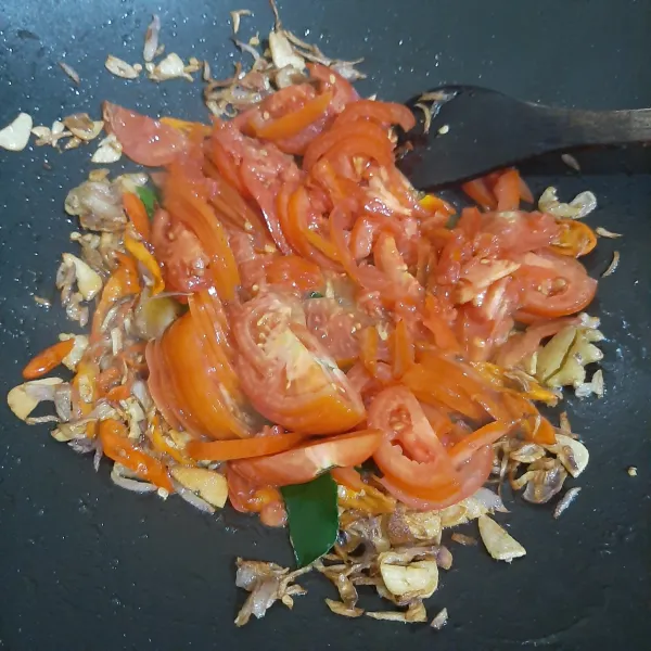 Masukkan tomat dan daun jeruk, tumis sampai tomat layu. Masukkan air, garam, gula, dan merica halus. Masak sampai mendidih.